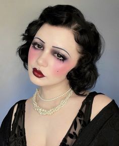 1929s Makeup, 1920 Makeup Look, Speakeasy Makeup, Vintage Makeup Hooded Eyes, 20s Eye Makeup, 1920s Eyeshadow, 20s Makeup Tutorial, Goth 1920s, 1920s Eye Makeup