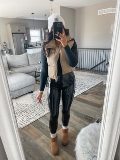 Brown Vest Outfit, Leather Vest Outfit, Everyday Outfits Fall, Puffer Vest Outfit, Vest Outfits For Women, Trendy Mom Outfits, Leggings Outfit Fall, Outfit Leggings