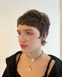 Queer Pixie Cut, Mullet Pixie Haircut, Pixie Shag Haircut, Shag Pixie, Corte Mullet, Hair Shag, Mod Cut, Embrace Messy Hair