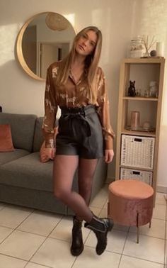 Je vous explique comment utiliser le short en cuir, pièce surprenante devenue un indispensable du dressing féminin. Short En Cuir, Shorts Styling, Leather Pants Style, Short Cuir, Mode Zara, Shorts Outfits Women, Paris Mode, Shorts Fashion