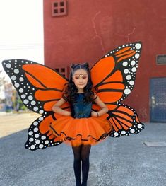 Capybara Costume For Human, Mariposa Costume, Butterfly Fancy Dress, All Black Halloween Costume, Black Dress Halloween Costume, Obličejové Masky, Fancy Dress Ideas, Fancy Dress Competition