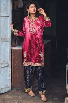 Heena Kochhar, Velvet Dresses Outfit, Velvet Dress Designs, Velvet Clothes, Dress Design Patterns, Lakme Fashion Week, Pakistani Dress Design, Frock Design, Designer Dresses Indian