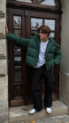 Puffer Jacket Outfit Aesthetic, Puffer Jacket Outfit Black, Puffer Jacket Outfit Men, Winter Outfits Men Streetwear, Futuristic Streetwear, High Tech Fashion, Metallic Puffer Jacket, Puffer Outfit, Futuristic Sunglasses