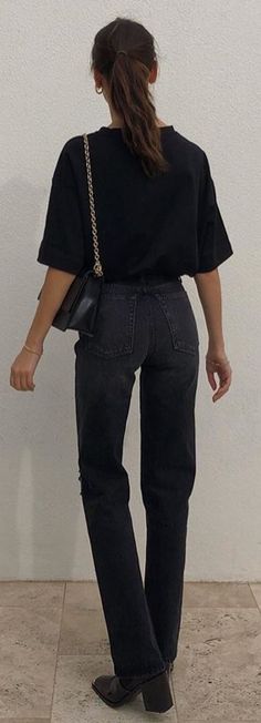 Loose Black Jeans Outfit, Loose Black Jeans, Loose Shirt Outfit, Minimal Portrait, Black Minimal, Outfit Night, Black Jeans Outfit, Loose Shirt, Minimal Outfit