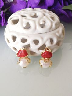 Elegant pin earrings with white baroque natural pearl and natural red coral of the Mediterranean, gold-plated silver frame with craftsmanship. Measures length 2 cm. Red Pearl Drop Earrings As Gift, Red Pearl Drop Earrings For Gift, Red Drop Pearl Earrings For Gift, Handmade Red Pearl Earrings For Wedding, Handmade Red Pearl Wedding Earrings, White Wire Wrapped Pearl Earrings For Gift, Pearl Earrings With Natural Stones As A Gift, White Earrings With Natural Stones For Gift, Elegant White Red Coral Jewelry