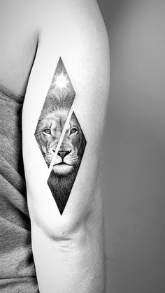 Font Tato, Tricep Tattoos, Geometric Lion Tattoo, Tattoo Band, Diamond Tattoo, Tatuagem Masculina Pequena, Tattoo Lion, Lion Tattoo Design, Inspiration Tattoos