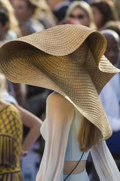 Alexander Mcqueen Savage Beauty, Haute Couture Details, Crazy Hats, Take Off Your Shoes, Head Wrap Scarf, Straw Hats, Love Hat, Wide Brimmed Hats, Summer Hats