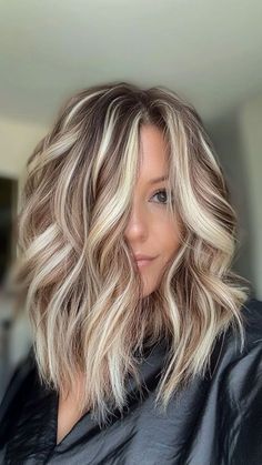 Best Hair Colors For Short Hair, Chunky Blended Blonde Highlights, Chunky Balayage Highlights, Women’s Hair Highlights, Blond Bob With Lowlights, Hair Inspiration Color Short, Dark Blonde With Highlights Balayage, Adding White Highlights To Grey Hair, Short Shag Hair Color Ideas