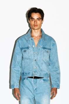 A classic, fitted denim jacket inspired by old school American westerns. With a slim-straight fit and a belt-line crop that tapers into the waist, Runyon is effortless and rugged. An everyday layer for the California cowboy. Pair with the Rodeo Classic Straight Leg Jeans for the ultimate Canadian Tuxedo. California Cowboy, Western Denim Jacket, Canadian Tuxedo, Fitted Denim Jacket, American Western, Denim Belt, Western Leather, Denim Accessories, Sweatshirt Shirt