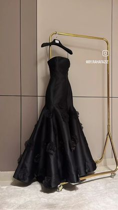 Black Long Prom Dresses, Christmas Party Outfits Classy, Monday Christmas, Outfits Classy, Satin Evening Dresses, Christmas Party Outfits, Looks Party