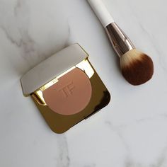 Hourglass Bronzer, Makeup Tools Products, Day Makeup Looks, Makeup Accesories, Bronzing Powder, The Fold, Luxury Makeup, Makeup Geek