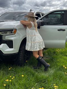 Expertly crafted from wool felt, this Jasper Cowboy Hat features a Double Ridge crown and curled up brim for a classic, western look. The matching leather trim adds a touch of sophistication, while the elastic tie in the crown ensures a comfortable fit for a 57cm head. Babydoll Tank Top, Short Dress White, Babydoll Tank, Western Look, Home Dress, Extra Fabric, Feminine Look, Ivory Lace, Cowboy Hat