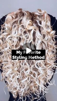 ingecurls on November 26, 2022: "Want to know my favorite styling technique?⤵️⁣⁣ ⁣⁣ It’s for me the Smasters! ⁣⁣ It’s basically adding extra product with wet hands when your hair is 50% dry. ⁣⁣ ⁣⁣ Products used⤵️⁣⁣ @discovertreluxe ⁣⁣ 1. Untie the knot leave in conditioner⁣ 2. H! Definition Curl Enhancing Styling Gel⁣ 3. *NEW* Soothe & Restore Curl Defining Mousse⁣ ⁣ In addition to the other products from treluxe that never disappoint my hair, this NEW Mousse is a great addition. It’s so lightw Curl Routine, Different Types Of Curls, Natural Curly Hair Cuts, Fine Curly Hair, Hair Curling Tutorial, Large Curls