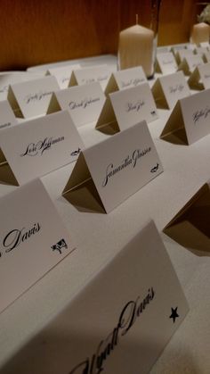 there are many place cards on the table