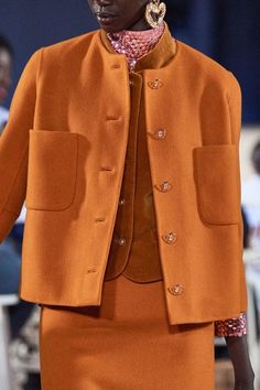 Marc Jacobs Spring 2020 Ready-to-Wear Collection - Vogue Monochromatic Fashion, Outer Jacket, Detail Photos, Dressed To The Nines, Vogue Paris, Mode Inspiration, Coat Fashion, Fashion Details