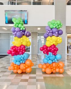 there are many balloons on the floor in this building