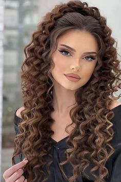 Long Curly Hair Styles For Prom, Bridal Hair Curly Down, Wedding Hair Curly Down, Formal Hairstyles For Prom, Tight Curls For Long Hair, Long Curly Hairstyles For Wedding, Hair Curls Style, Tight Curls Hairstyle, Curly Bridesmaid Hairstyles