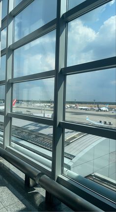 Airport girlstrip Frankfurt summer vacation summervacation plane France Airport Snapchat, Fake Airport Snaps, Airport Snapchat Stories, Airport Snapchat, Airport Snap, Plane Window View, Travel Video Ideas, Ninoy Aquino International Airport