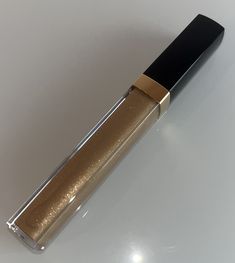 Chanel Melted Honey Gloss Serena Van Der Woodsen Lipgloss, Chanel Lip Gloss Aesthetic, Chanel Lipgloss Aesthetic, Chanel Lipgloss, Gloss Chanel, Gold Lipgloss, Minimalistic Makeup, Gold Lip Gloss, Chanel Lip Gloss