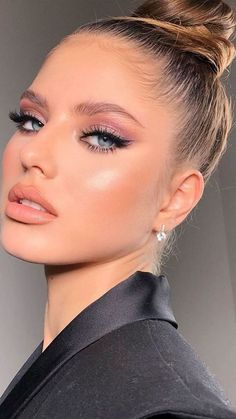 Mulher com coque e delineado Karina Makeup, Natural Prom Makeup, Beauty Make-up, Makeup Hacks, Nude Makeup