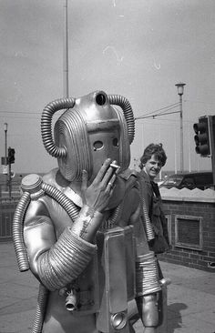 Retro technology at its finest!  The Westinghouse Electric Corporation actually made a smoking robot in the 1930s (not pictured here). His name was Elektro. Futurisme Retro, Vintage Robots, A Robot, Futurama, Retro Futurism, Sci Fi Art, White Photography, Doctor Who, Old Photos