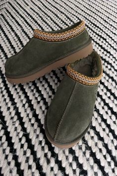 Tasman Outfit, Ugg Tasman Outfit, Tasman Slippers Outfits, Outfit Ugg, Pairing Ideas, Slippers Outfit, Tasman Slippers, Birkenstock Outfit, Ugg Tasman Slippers