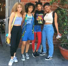 Willow Smith and Friends with the Fresh 90s Look 90s Summer Outfits, Retro Outfits 90s, 90s Summer, Outfits 90s, 90s Looks, 90s Outfit, Rachel Green