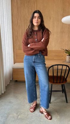 What to buy from Sezane, my spring outfit inspiration. The Sezane Titouan cardigan in 'chocolate' is a great transitional piece for your wardrobe - great to throw on over a dress or t shirt when the weather is still cold. Worn with Sezane Le Crop jeans, the perfect straight leg jeans, cropped just above the ankle. #theannaedit Sezane Le Crop Jeans, Cropped Cardigan Dress Outfit, Terracotta Jacket Outfit, Jeans And A T Shirt Outfit, Sezane Le Crop, Unpolished Casual Outfits, Me And Em, Blue Chore Jacket Outfit, Polished Boho Style