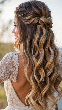 Looking for prom hairstyles for medium length hair ideas? Discover unique, half up, brunette, bow, 2024, curly, easy, simple, black hairstyles for medium length hair with step by step tutorials. Explore blonde prom hairstyles for 2024. Bridesmaid Hairstyles For Curly Hair, Fancy Hair Styles, Long Bridesmaid Hairstyles, Weddings 2025, Event Hairstyles, Vivid Hair, Medium Length Curly Hair, Prom Look, Prom Hairstyle