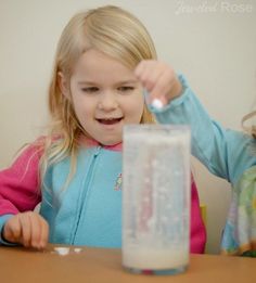 MAKE A SNOW STORM IN A JAR! Experiment for Kids #sciencefairprojects #scienceexperimentskids #scienceforkids #snowstorminajar #snowstorm #preschoolscienceactivities #snowstemactivitiesforkids Snowday Activities, Fun Experiments For Kids, Snow Crafts, Snow Play, Experiments Kids