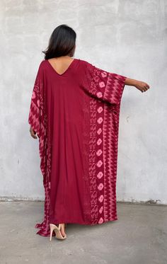 Indulge in the beauty of our classic kaftan with hand silk-screen printed fabric. This kaftan dress boasts unique patterns on high-quality rayon fabric. Its versatile design allows you to create many stylish looks, ensuring you always feel your best, whether you're at home or stepping out. Screen Printed Fabric, Hang Loose, Red Pattern, Stepping Out, Kaftan Dress, Silk Screen Printing, Rayon Fabric, Silk Screen, Tie Dyed