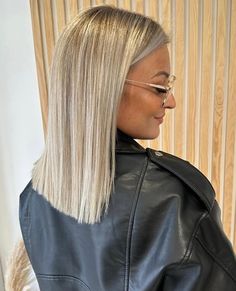 Dark Blonde Lob Straight, Shortish Blonde Hair, Light Blonde Hair Short, Blonde Shoulder Length Hair, Baby Blonde Hair, Bright Blonde Hair, Blonde Lob, Blond Balayage, Light Blonde Hair