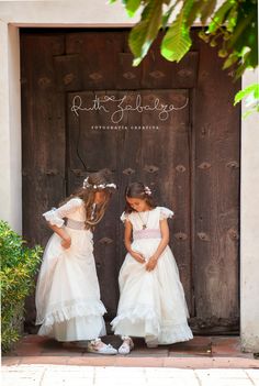 Ruth Zabalza First Communion Dress, Family Posing, How Beautiful, Madrid, Flower Girl, Kids Fashion, Flower Girl Dresses, Bridesmaid Dresses