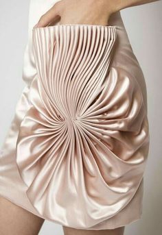 Mode Origami, Detail Couture, Sculptural Fashion, Couture Details, Clothing Details, A Skirt, Mode Inspiration, Pocket Detail