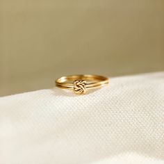 This knot ring is made with 14k Gold filled, it' the perfect gift for your best friend. It also serves as a reminder that the love between friends is forever. Perfect for birthday, anniversary and every special occasion. Material : 14k Gold Filled Width : 4mm Weight : 3g Promise Rings Knot, Matching Gold Rings For Friends, Best Friend Promise Rings, Women Rings Gold Design, Best Friend Rings For 2, Gold Ring Design For Women, Friends Rings, Knot Rings