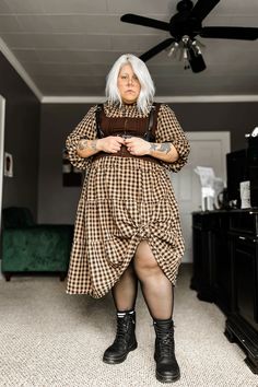 I love this brown ginham dress from ASOS 😍 Paired it with my docs & some sheet tights. Plus Size Alt Outfits, Plus Size Alt, Plus Size Inspiration, Alt Fashion, Dark Fashion, Alternative Fashion, Work Outfit, Plus Size Fashion