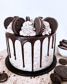 an oreo cookie cake with white frosting and chocolate cookies