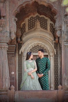 Royal Couple Photoshoot Poses, Rajasthan Pre Wedding Shoot, Prewedding Photography Traditional, Udaipur Prewedding Photography, Royal Pre Wedding Shoot Indian, Pre Wedding Traditional Poses, Prewedding Photography Pose, Couple Pose In Traditional Look