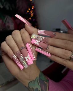 Pink Christmas Nails Acrylic, Nails Feminine, Christmas Nails Square, Long Nails Pink, Square Nails Long, Pink Winter Nails, Feminine Nails, Christmas Nail Designs Acrylic, Winter Nails Christmas