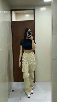 Basic Cargo Pants Outfit, Women Cargo Pants Outfit Summer, Cargo Pants Outfits Women Summer, Pantalon Cargo Outfits Mujer, Outfits Pantalones Cargo, Fitted Cargo Pants Outfit, Jean Cargo Outfit, Outfit Pantalon Beige Mujer, Outfits Con Pantalon Cargo