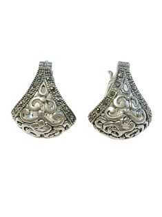 These are extraordinarily lovely round wide hoop earrings decorated with twinkling marcasites and filigree. They are polished sterling silver and weigh 10 grams. They are just shy of one inch long and 3/4 inch wide. Beautiful and quite unique. Marcasite is a type of gemstone that has been used in jewelry for centuries. Marcasite jewelry refers to the gemstone but it also means a type of jewelry - setting tiny pieces of pyrite in designs into silver. Marcasite jewelry has a distinct look and is p Elegant Silver Hoop Earrings With Oxidized Finish, Ornate Silver Hoop Earrings With Intricate Design, Ornate Filigree Hoop Earrings, Vintage Silver Hoop Earrings With Intricate Design, Antique Silver Filigree Earrings, Ornate Silver Clip-on Earrings, Ornate Silver Hoop Earrings With Oxidized Finish, Ornate Silver Filigree Hoop Earrings, Vintage Silver Filigree Earrings