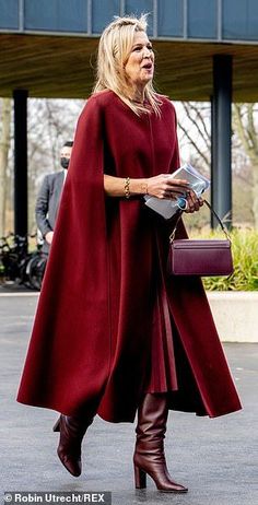 Cape Outfit Winter, Dutch Clothing, Coat Styles, Cape Outfit, Coordinates Outfits, Burgundy Outfit, Poncho Coat, Color Blocking Outfits, Statement Coat