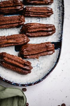 there are chocolate cookies on the plate