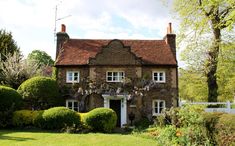 English Cottage Farmhouse, Sims Exterior, Gothic Farmhouse, English Farmhouse, Country Squire, English Architecture, English Country Cottage, English Country Decor, English Cottage Style