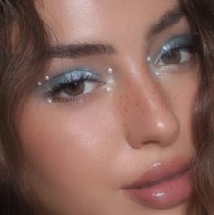 Festival Make Up, Concert Makeup, Mekap Mata, Rhinestone Makeup, Smink Inspiration, Ethereal Makeup, Dope Makeup, Mermaid Makeup, Blue Eyeshadow