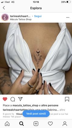 a woman's chest with tattoos on it and the caption is in spanish