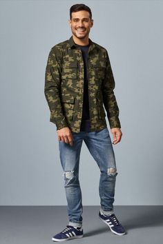 Dit regular fit overhemd voor heren van Redefined Rebel is gemaakt van stretchkatoen en heeft een all over camouflageprint. Het model heeft een klassieke kraag en lange mouwen. Het overhemd heeft een knoopsluiting. Combineer met een toffe destroyed jeans met sneakers en je outfit is perfect! Destroyed Jeans, Military Jacket, Bomber Jacket, Sneakers