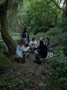 #london #londonaesthetic #friends #friendsaesthetic #picnic #hangout Friends In Nature Aesthetic, Indie Friends Aesthetic, Alt Friend Group, 6 Friends Pictures, Grunge Friends Aesthetic, People In Forest, Found Family Aesthetic, Coming Of Age Aesthetic, Party In The Forest