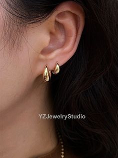 ❤️Huggie Hoops Dome Earrings 18k Solid Gold❤️ Dome huggie earrings in 18k solid gold, they are the perfect everyday small huggie hoop to finish your look.  Unlike 18k gold vermeil or gold filled, 18k solid gold pieces are made to last forever as it doesn't tarnish or discolour.  18k solid gold contains 75% of pure gold which makes it more valuable and luxurious. It is commonly found in high-end fine jewellery brands. You can pass your 18k solid gold jewelries down to the next generation. They ar Dome Hoop Earrings, Hoop Huggie Earrings, Gold Huggies Earrings, Minimalist Teardrop Huggie Earrings For Anniversary, Everyday Teardrop Huggie Earrings, Tarnish Resistant Drop Huggie Earrings, Gold Drop Huggie Earrings For Everyday, Everyday Yellow Gold Teardrop Huggie Earrings, Gold Tarnish Resistant Drop Huggie Earrings