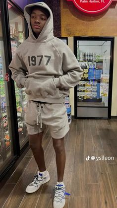 Streetwear Men Outfits Sweatpants, Men’s Sweats Outfit, Sweatpants Outfit Men Streetwear, Gallery Dept Sweatpants Outfit Men, Men’s Sweat Shorts Outfits, Fits For Guys, Boys Fits, Drippy Outfit, Light Skin Men